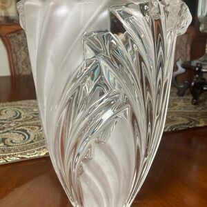 Mikasa Ermitage Satin crystal vase 9-3/8” frosted panel swirl design